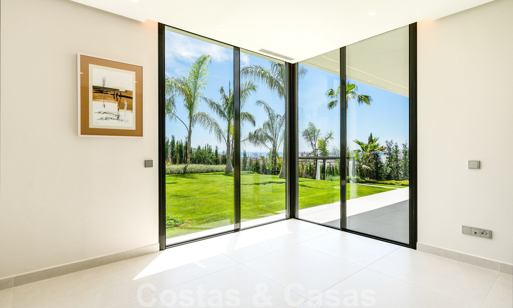 Lista para entrar a vivir, nueva villa moderna en venta con vistas al mar desde todos los niveles en un resort de golf de cinco estrellas en Marbella - Benahavis 35756