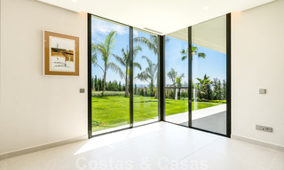 Lista para entrar a vivir, nueva villa moderna en venta con vistas al mar desde todos los niveles en un resort de golf de cinco estrellas en Marbella - Benahavis 35756 