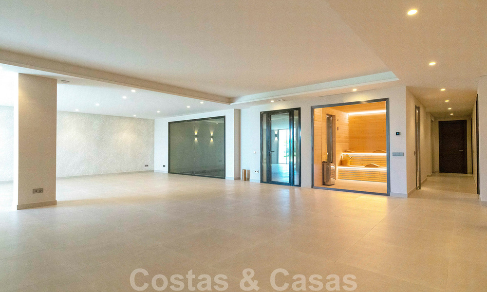 Lista para entrar a vivir, nueva villa moderna en venta con vistas al mar desde todos los niveles en un resort de golf de cinco estrellas en Marbella - Benahavis 35757