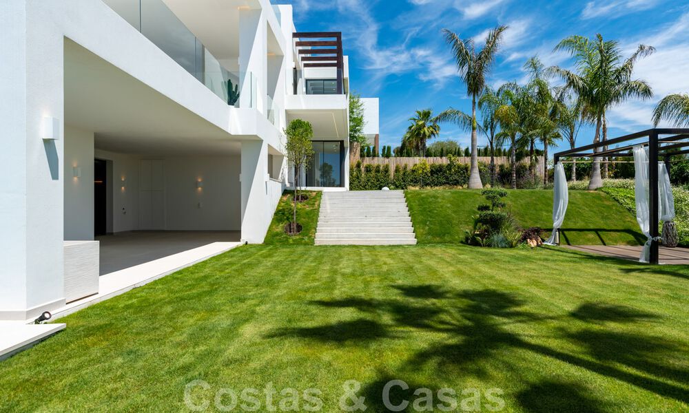 Lista para entrar a vivir, nueva villa moderna en venta con vistas al mar desde todos los niveles en un resort de golf de cinco estrellas en Marbella - Benahavis 35760