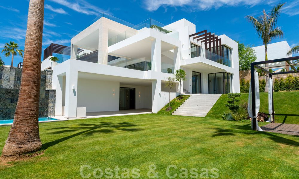 Lista para entrar a vivir, nueva villa moderna en venta con vistas al mar desde todos los niveles en un resort de golf de cinco estrellas en Marbella - Benahavis 35761