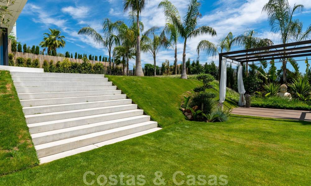 Lista para entrar a vivir, nueva villa moderna en venta con vistas al mar desde todos los niveles en un resort de golf de cinco estrellas en Marbella - Benahavis 35762