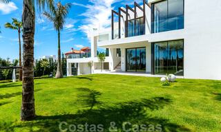 Lista para entrar a vivir, nueva villa moderna en venta con vistas al mar desde todos los niveles en un resort de golf de cinco estrellas en Marbella - Benahavis 35763 