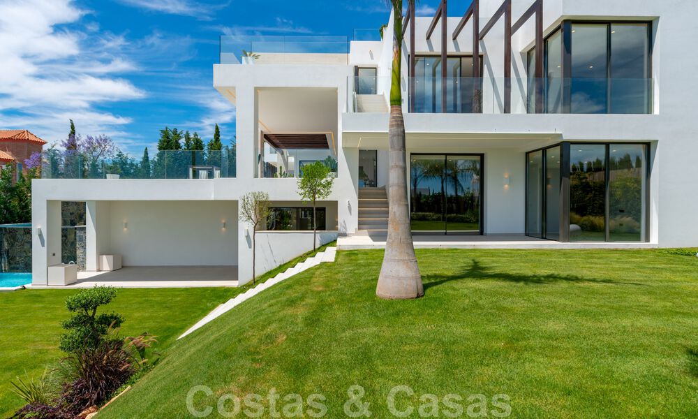 Lista para entrar a vivir, nueva villa moderna en venta con vistas al mar desde todos los niveles en un resort de golf de cinco estrellas en Marbella - Benahavis 35764