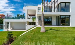 Lista para entrar a vivir, nueva villa moderna en venta con vistas al mar desde todos los niveles en un resort de golf de cinco estrellas en Marbella - Benahavis 35764 