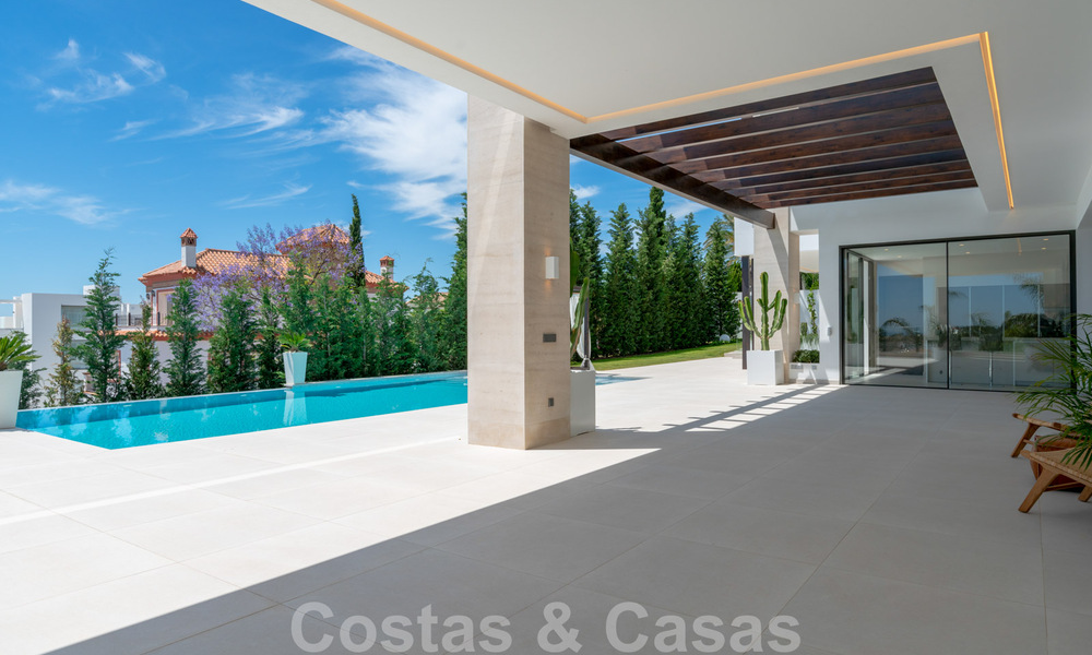 Lista para entrar a vivir, nueva villa moderna en venta con vistas al mar desde todos los niveles en un resort de golf de cinco estrellas en Marbella - Benahavis 35765