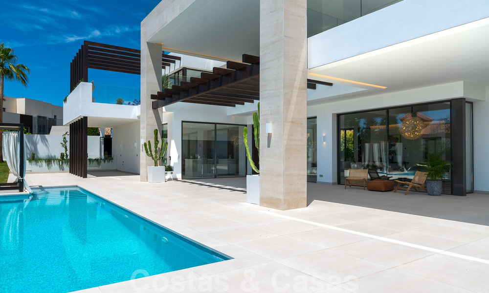 Lista para entrar a vivir, nueva villa moderna en venta con vistas al mar desde todos los niveles en un resort de golf de cinco estrellas en Marbella - Benahavis 35766