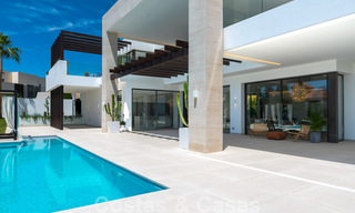 Lista para entrar a vivir, nueva villa moderna en venta con vistas al mar desde todos los niveles en un resort de golf de cinco estrellas en Marbella - Benahavis 35766 