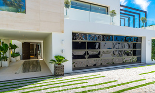 Lista para entrar a vivir, nueva villa moderna en venta con vistas al mar desde todos los niveles en un resort de golf de cinco estrellas en Marbella - Benahavis 35767 