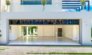 Lista para entrar a vivir, nueva villa moderna en venta con vistas al mar desde todos los niveles en un resort de golf de cinco estrellas en Marbella - Benahavis 35768 