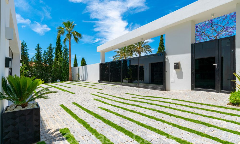 Lista para entrar a vivir, nueva villa moderna en venta con vistas al mar desde todos los niveles en un resort de golf de cinco estrellas en Marbella - Benahavis 35769