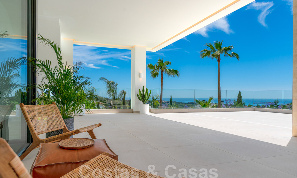 Lista para entrar a vivir, nueva villa moderna en venta con vistas al mar desde todos los niveles en un resort de golf de cinco estrellas en Marbella - Benahavis 35770