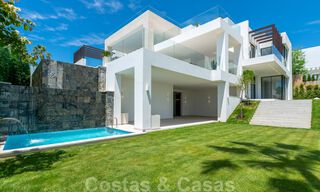 Lista para entrar a vivir, nueva villa moderna en venta con vistas al mar desde todos los niveles en un resort de golf de cinco estrellas en Marbella - Benahavis 35771 