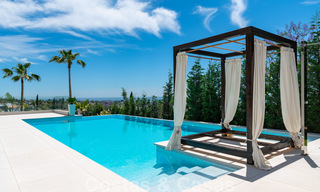 Lista para entrar a vivir, nueva villa moderna en venta con vistas al mar desde todos los niveles en un resort de golf de cinco estrellas en Marbella - Benahavis 35773 