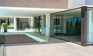 Lista para entrar a vivir, nueva villa moderna en venta con vistas al mar desde todos los niveles en un resort de golf de cinco estrellas en Marbella - Benahavis 35774 