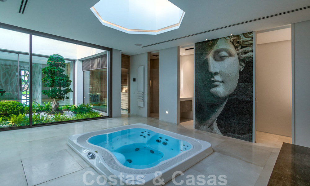 Listo para entrar a vivir, super lujosa villa nueva y moderna en venta con impresionantes vistas en una urbanización de golf en Marbella - Benahavis 35843
