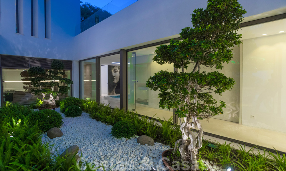 Listo para entrar a vivir, super lujosa villa nueva y moderna en venta con impresionantes vistas en una urbanización de golf en Marbella - Benahavis 35844