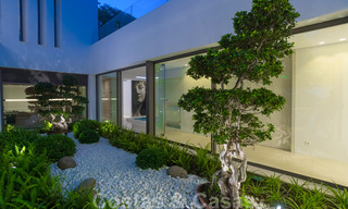 Listo para entrar a vivir, super lujosa villa nueva y moderna en venta con impresionantes vistas en una urbanización de golf en Marbella - Benahavis 35844 