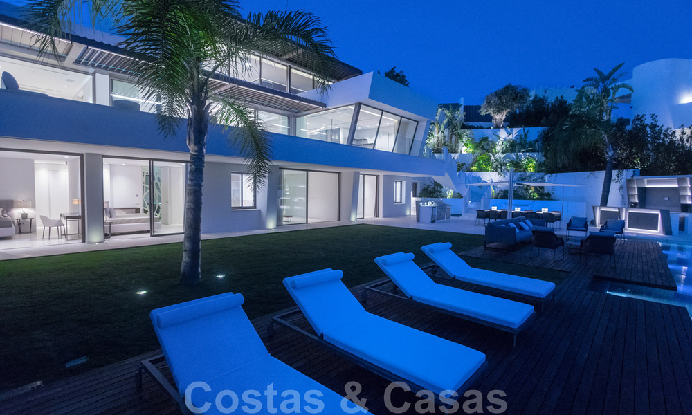 Listo para entrar a vivir, super lujosa villa nueva y moderna en venta con impresionantes vistas en una urbanización de golf en Marbella - Benahavis 35845