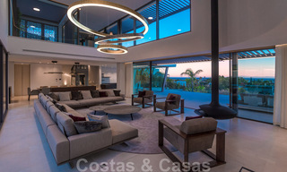 Listo para entrar a vivir, super lujosa villa nueva y moderna en venta con impresionantes vistas en una urbanización de golf en Marbella - Benahavis 35852 