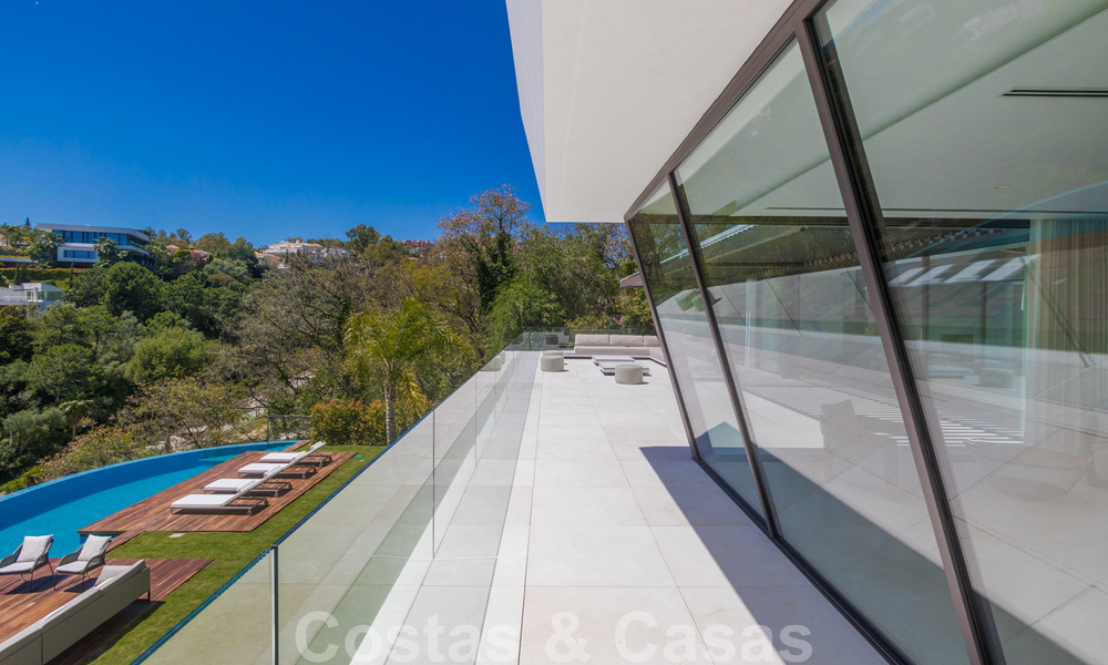 Listo para entrar a vivir, super lujosa villa nueva y moderna en venta con impresionantes vistas en una urbanización de golf en Marbella - Benahavis 35859