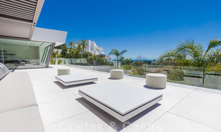 Listo para entrar a vivir, super lujosa villa nueva y moderna en venta con impresionantes vistas en una urbanización de golf en Marbella - Benahavis 35860 