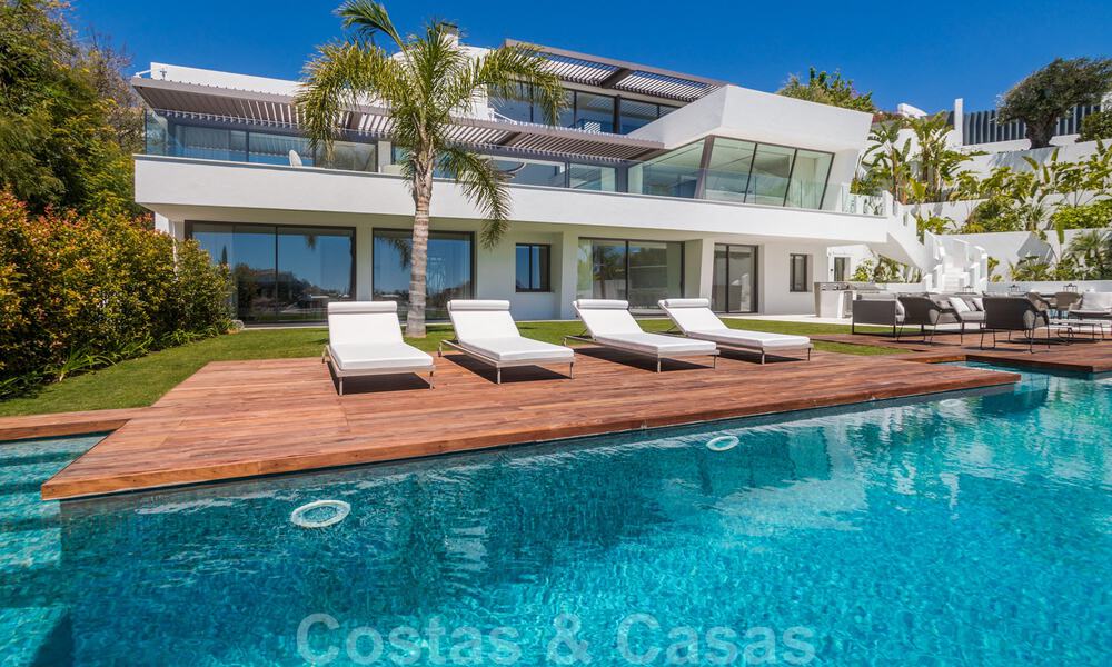 Listo para entrar a vivir, super lujosa villa nueva y moderna en venta con impresionantes vistas en una urbanización de golf en Marbella - Benahavis 35862