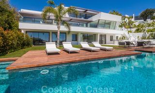 Listo para entrar a vivir, super lujosa villa nueva y moderna en venta con impresionantes vistas en una urbanización de golf en Marbella - Benahavis 35862 