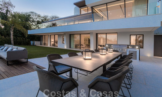 Listo para entrar a vivir, super lujosa villa nueva y moderna en venta con impresionantes vistas en una urbanización de golf en Marbella - Benahavis 35865 