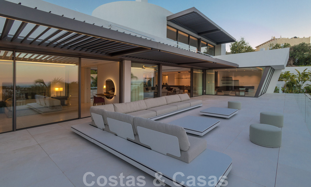 Listo para entrar a vivir, super lujosa villa nueva y moderna en venta con impresionantes vistas en una urbanización de golf en Marbella - Benahavis 35869