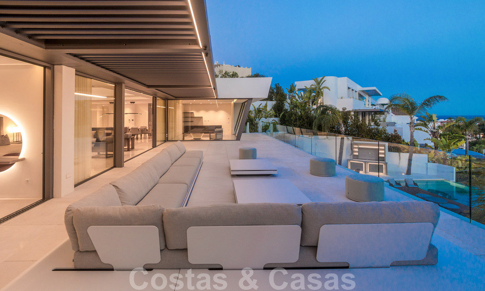 Listo para entrar a vivir, super lujosa villa nueva y moderna en venta con impresionantes vistas en una urbanización de golf en Marbella - Benahavis 35871