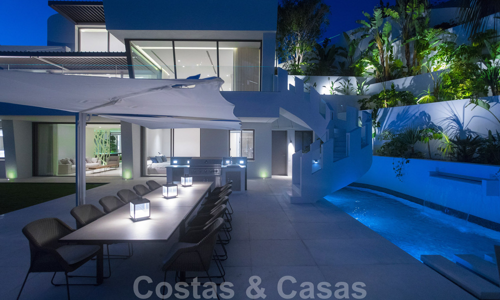 Listo para entrar a vivir, super lujosa villa nueva y moderna en venta con impresionantes vistas en una urbanización de golf en Marbella - Benahavis 35876