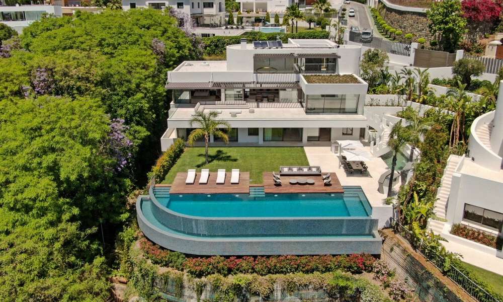 Listo para entrar a vivir, super lujosa villa nueva y moderna en venta con impresionantes vistas en una urbanización de golf en Marbella - Benahavis 35878