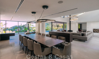Listo para entrar a vivir, super lujosa villa nueva y moderna en venta con impresionantes vistas en una urbanización de golf en Marbella - Benahavis 35881 