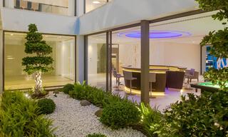 Listo para entrar a vivir, super lujosa villa nueva y moderna en venta con impresionantes vistas en una urbanización de golf en Marbella - Benahavis 35890 