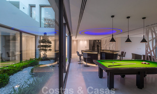 Listo para entrar a vivir, super lujosa villa nueva y moderna en venta con impresionantes vistas en una urbanización de golf en Marbella - Benahavis 35901 