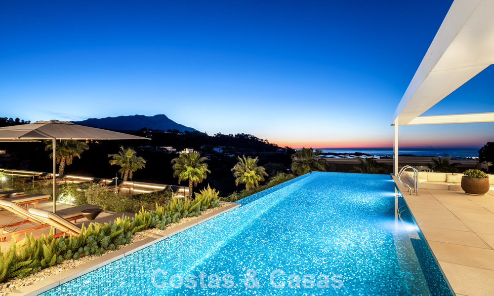 Se vende sensacional villa de lujo y moderna con vistas al mar en la urbanización cerrada El Madroñal en la zona de Marbella - Benahavis 779432