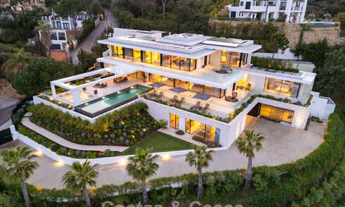 Se vende sensacional villa de lujo y moderna con vistas al mar en la urbanización cerrada El Madroñal en la zona de Marbella - Benahavis 779433