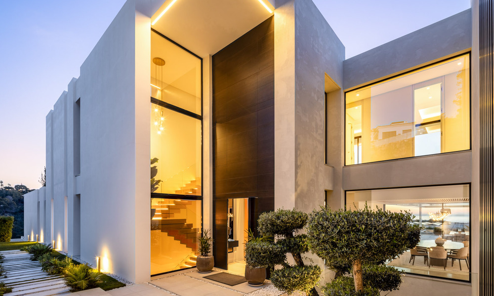 Se vende sensacional villa de lujo y moderna con vistas al mar en la urbanización cerrada El Madroñal en la zona de Marbella - Benahavis 779434