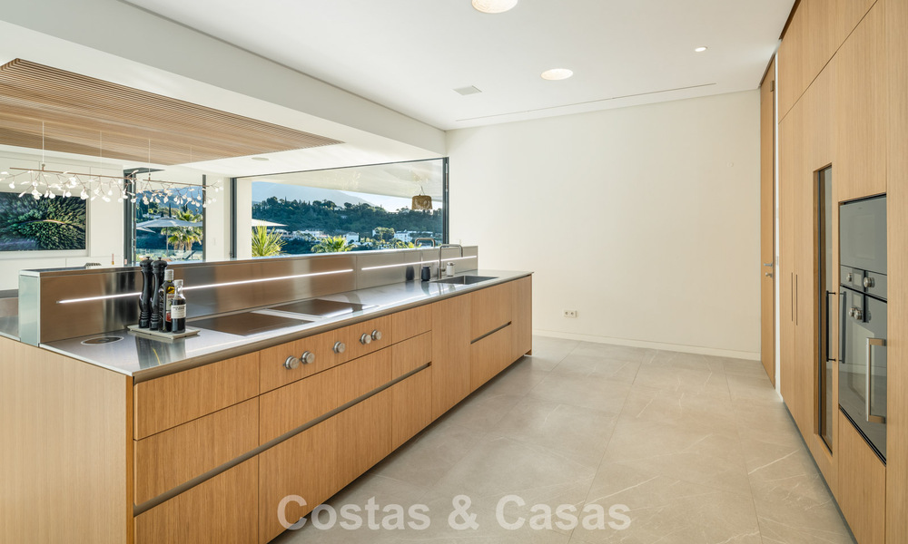 Se vende sensacional villa de lujo y moderna con vistas al mar en la urbanización cerrada El Madroñal en la zona de Marbella - Benahavis 779438
