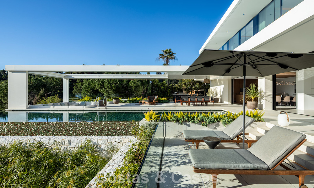 Se vende sensacional villa de lujo y moderna con vistas al mar en la urbanización cerrada El Madroñal en la zona de Marbella - Benahavis 779444