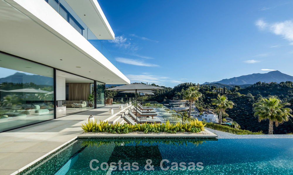 Se vende sensacional villa de lujo y moderna con vistas al mar en la urbanización cerrada El Madroñal en la zona de Marbella - Benahavis 779445