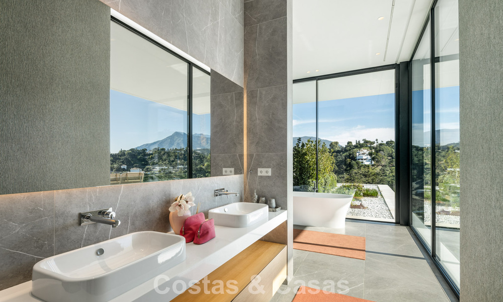 Se vende sensacional villa de lujo y moderna con vistas al mar en la urbanización cerrada El Madroñal en la zona de Marbella - Benahavis 779450