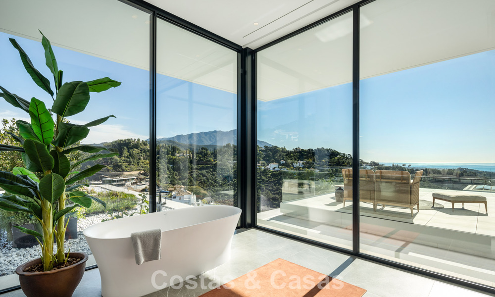 Se vende sensacional villa de lujo y moderna con vistas al mar en la urbanización cerrada El Madroñal en la zona de Marbella - Benahavis 779451