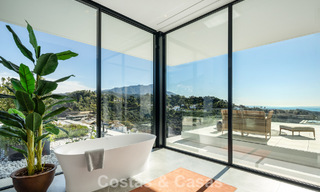 Se vende sensacional villa de lujo y moderna con vistas al mar en la urbanización cerrada El Madroñal en la zona de Marbella - Benahavis 779451 