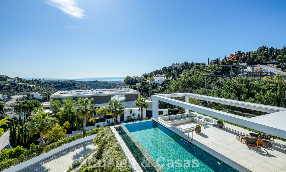Se vende sensacional villa de lujo y moderna con vistas al mar en la urbanización cerrada El Madroñal en la zona de Marbella - Benahavis 779455
