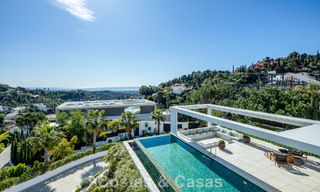 Se vende sensacional villa de lujo y moderna con vistas al mar en la urbanización cerrada El Madroñal en la zona de Marbella - Benahavis 779455 