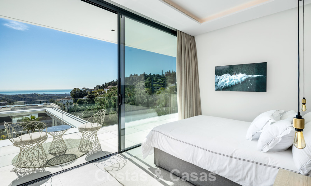 Se vende sensacional villa de lujo y moderna con vistas al mar en la urbanización cerrada El Madroñal en la zona de Marbella - Benahavis 779457