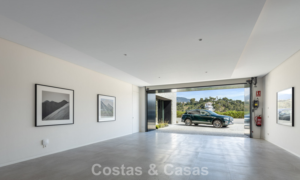 Se vende sensacional villa de lujo y moderna con vistas al mar en la urbanización cerrada El Madroñal en la zona de Marbella - Benahavis 779460