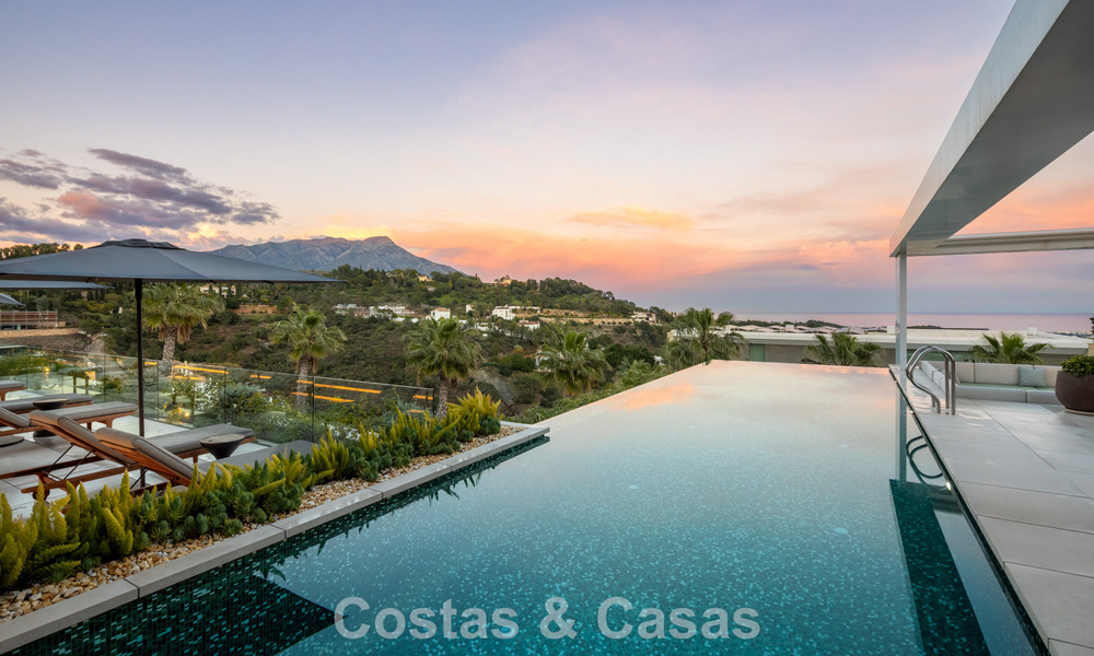 Se vende sensacional villa de lujo y moderna con vistas al mar en la urbanización cerrada El Madroñal en la zona de Marbella - Benahavis 779469